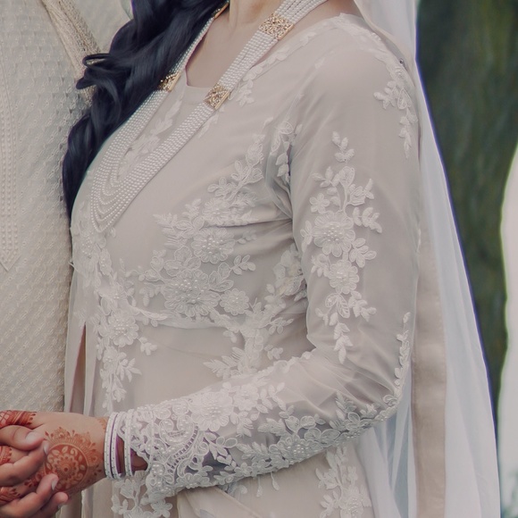 Romantic White & Ivory Satin and Lace Gown Bridal Wedding Dress Partywear - Picture 4 of 8